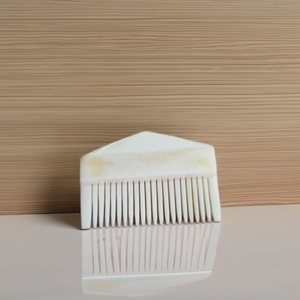 หวีกระดูกควายรูปทรงสี่เหลี่ยมผืนผ้า ทำมือ เป็นมิตรกับสิ่งแวดล้อม ลายสลักโบราณมีสไตล์ ขนาดสั่งทำได้ สำหรับใช้ในร้านเสริมสวย แขวนผนังได้ - Product Image 1