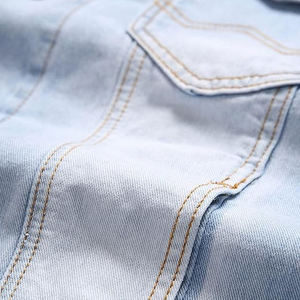 Veste en jean déchirée et vieillie pour homme, bleu clair, coupe ajustée, style vintage, décontractée, streetwear, vêtement d'extérieur tendance - Product Image 4