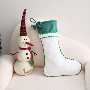 Chaussette de Noël blanche avec bordure en velours vert et nœud, décoration en coton doux, 47 cm - Product Image 2