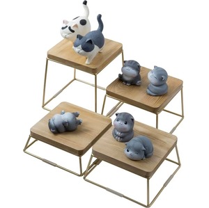 Support à gâteau carré en bois avec cadre métallique, design minimaliste pour la présentation de desserts lors de fêtes - Product Image 4