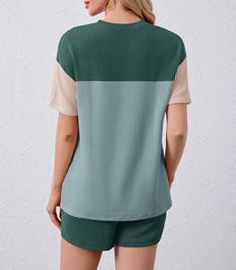 Ensemble deux pièces pour femme avec logo personnalisé OEM – T-shirt et short coupe classique – Produit tendance au meilleur prix – Confortable – En promotion - Product Image 2