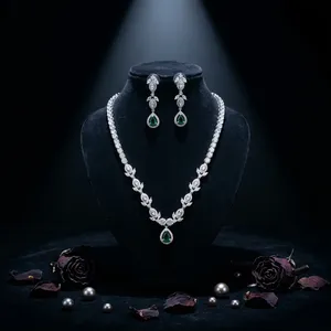 Collier pendentif de luxe pour femmes, perles plaquées argent de couleur verte, rouge et blanche - Product Image 5