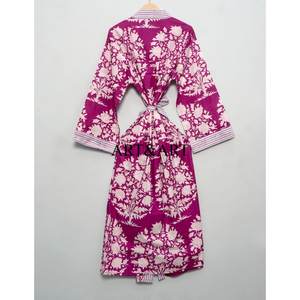 Kimono de algodón con estampado floral tradicional para mujer, diseñado como ropa de dormir relajada y elegante bata de descanso para dormir. - Product Image 5