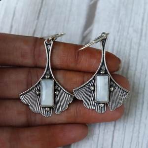 Boucles d'oreilles en pierre de lune bleue, argent sterling 925, pendantes, bijoux faits à la main, cadeau élégant pour femme, design en pierres précieuses naturelles - Product Image 5