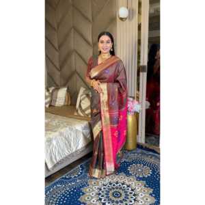 Sari de Seda Suave Elite Weaves Ikkat Patola con Pallu de Pavo Real y Borde de Zari Dorado con Motivos Meenakari - Product Image 2