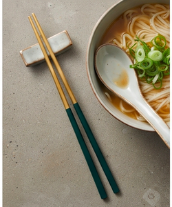 Juego de cubiertos dorados mate con mangos verdes, diseño minimalista, apto para lavavajillas, para uso en catering y mesa. - Product Image 3