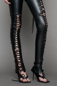 Pantalon noir en cuir véritable taille haute, coupe skinny, longueur complète, avec fermeture boutonnée et design ajouré latéral à lacets pour femme - Product Image 4