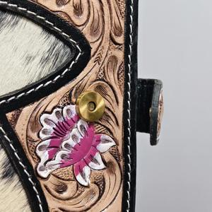 Accesorio Vintage de Cuero con Grabado Floral y Patrón Ikat en Color Bronceado con Incrustaciones de Piel de Vaca para Decoración de Bolsos - Product Image 4