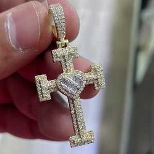 Colgante con Diseño de Cruz Chapado en Rodio con Moissanita de Corte Baguette y Engaste en Canal, Colgante Temático Unisex para Uso Diario - Product Image 1