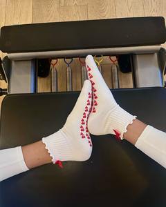 Calcetines de Pilates BCSI al por Mayor con Diseño de Cerezas y Lazo, Logotipo y Empaque Personalizados, Antideslizantes con Volantes para Gimnasio, Yoga y Barra - Product Image 4