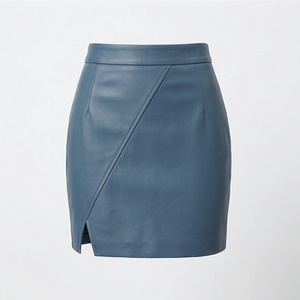 Jupe mini asymétrique en similicuir pour femme avec fente, couleur unie, design brillant, taille normale, style toutes saisons - Product Image 1
