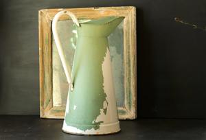 Jarra de riego de estilo vintage con plantas verdes y blancas, ideal para decoración de sala de estar, estantes decorativos, mesas o terrarios. - Product Image 2