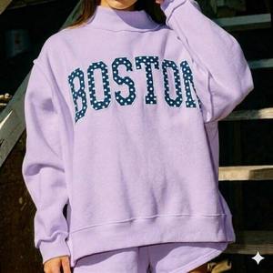 เสื้อสเวตเชิ้ตคอเต่าโอเวอร์ไซส์สำหรับผู้หญิง สีม่วง พิมพ์ลายตัวอักษรปัก Boston แขนยาว ผ้าถักนิตติ้ง ผ้าฝ้าย ใส่ได้ในฤดูใบไม้ร่วง คอเต่า - Product Image 3
