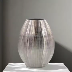 Vase décoratif coulé Vase à fleurs plaqué aluminium moderne Urne Vase décoratif de table fabriqué à la main par Azora industries - Product Image 2