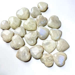 Vente en gros de pierres de lune de Tanzanie sculptées en forme de cœur, pierres naturelles en cristal pour la décoration et les cadeaux - Product Image 1