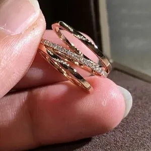 Anillo de compromiso para mujer con diamante simulado de corte redondo de 2 quilates, chapado en oro amarillo de 14 quilates - Product Image 3