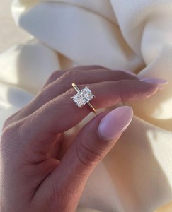Anillo de Compromiso Solitario con Halo Oculto y Diamante Cultivado en Laboratorio de Corte Radiante de 3.00 Quilates |   Certificado por IGI, Chapado en Oro de 18K, Moderno - Product Image 5
