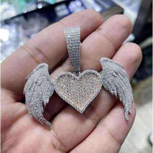 Colgante de Moissanita Corazón Ala de Ángel, Plata de Ley 925 Bañada en Oro, Engaste de Garra, Corte Baguette, Joyería - Product Image 3