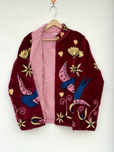 Chaqueta Corta de Terciopelo Bordada a Mano Estilo Uzbeco para Amantes del Arte y la Moda Sostenible, Abrigo Corto con Bordado Suzani, Prenda Exterior Destacada - Product Image 2