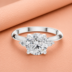 Bague de fiançailles élégante en or blanc avec diamants de laboratoire, pierres latérales, clarté VVS1-VVS2, plaqué rhodium, bijoux de mariée classiques et luxueux - Product Image 1