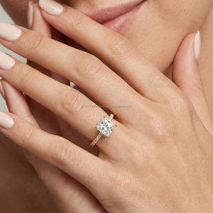 Anillo de Compromiso para Mujer con Diamante Cultivado en Laboratorio Certificado IGI de Corte Princesa de 2 Quilates, Halo Oculto Minimalista, Oro Blanco de 14k, para Boda o Fiesta - Product Image 2