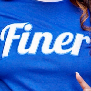 T-shirt en chenille bleu fin avec bordure contrastante pour femme, style sororité, brodé, décontracté, doux et de qualité supérieure - Product Image 5