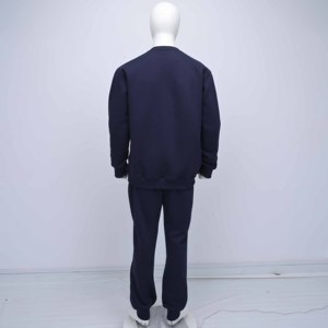 Conjunto Deportivo para Hombre de Primera Calidad con Logotipo Personalizado, Negro con Bordado Chenille en la Parte Delantera de la Camiseta y Pantalones - Product Image 6