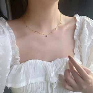 AMBER JEWELS Collier ras-de-cou unisexe en argent 925 plaqué rhodium avec pendentif Moissanite taille émeraude, style minimaliste - Product Image 3