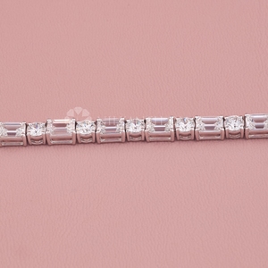 Brazalete de Diamantes con Diseño Elegante, Corte Redondo y Esmeralda, Diamantes Creados en Laboratorio con Claridad VVS para Mujer - Product Image 2