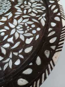 Assiette décorative ovale en bois avec incrustation de nacre, motif floral traditionnel chinois gravé à la main - Product Image 6