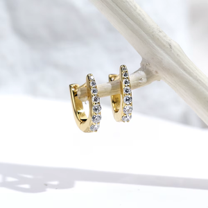 Pendientes Huggie de Oro Amarillo con Diamantes, Corte Brillante Redondo, Estilo Clásico para Mujer, Uso Diario - Product Image 4