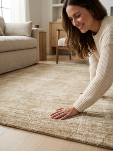 Tapis en mélange de soie noué à la main, directement de l'usine |   Tapis de luxe texturé doré pour intérieurs modernes sophistiqués - Product Image 2