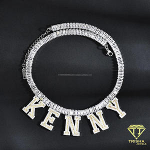 Elegante Collar con Letra DUKE de Diamante Moissanite con Brillantes Piedras Rectangulares y Detalles en Verde - Product Image 3
