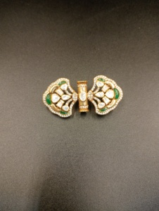 Broche Fleur en Argent Plaqué Or avec Pierres Moissanite Polki Doublet Vertes - Bijou Unisexe pour Mariage, Fiançailles et Soirées - Product Image 3