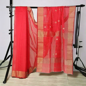 Sari en coton tissé à la main rouge avec bordure dorée |   Sari indien traditionnel léger pour les occasions festives, le quotidien et les tenues ethniques - Product Image 4