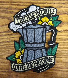 Patch brodé thermocollant 'Believe In Coffee' avec fleurs jaunes et motif tasse, applique en tissu de forme irrégulière découpée au laser - Product Image 1