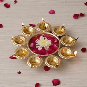 Support à Diya en laiton avec bol pour bougie flottante pour la décoration de la maison à l'occasion de Diwali et de Noël, élégant porte-bougie chauffe-plat en métal - Product Image 2