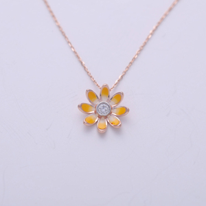 Collier pendentif en émail avec motif floral mignon et pierre centrale cultivée en laboratoire en or jaune/rose/blanc 9 carats - Product Image 1