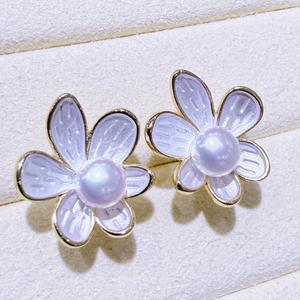ต่างหูมุกน้ำจืดสีขาวธรรมชาติ ดีไซน์ดอกไม้หกกลีบแบบไม่สมมาตร ประดับด้วยมุกขัดเงา แฟชั่นหรูหราจากจูจี้ - Product Image 2