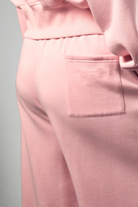 Pantalon en molleton rose à jambes larges avec logo brodé sur la jambe droite, taille mi-haute, fermeture à cordon, coupe décontractée ample, longueur intégrale - Product Image 3