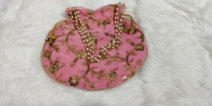 Bolsa Potli Artesanal Jaipurios con Trabajo Dorado Arti Tari, Asa de Perlas y Cordón Ajustable, Económica, para Regalo de Boda o Festivo - Product Image 4