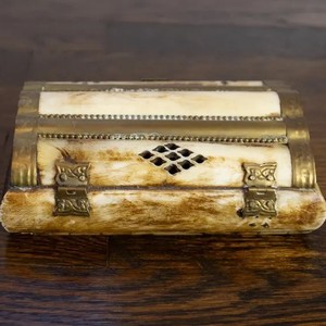 Boîte à bijoux rectangulaire classique en os incrusté avec accents en laiton et design sculpté, boîte de rangement pour chambre à coucher - Product Image 1