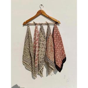Pañuelo bandana de algodón con estampado bohemio hecho a mano, pañuelo cuadrado con diseño floral indio, pañuelo suave y moderno para la cabeza o el cuello. - Product Image 4