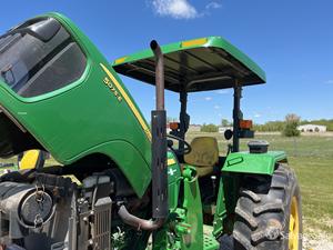 Tractor Utilitario John Deere 5075E 4WD de Alta Calidad con Dirección Asistida, Bomba Hidráulica, 90HP, para Trabajo de Carga en Campo - Product Image 3