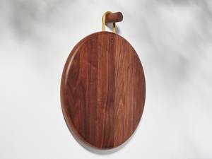 Planche à fromage ronde en bois écologique avec support en laiton, poignée intégrée et design rainuré, compatible lave-vaisselle pour la cuisine et le service à domicile - Product Image 1