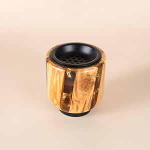 Brûleur d'encens en bois et résine verte avec insert en métal, mettant en valeur de superbes graines naturelles pour sublimer votre espace d'aromathérapie - Product Image 4