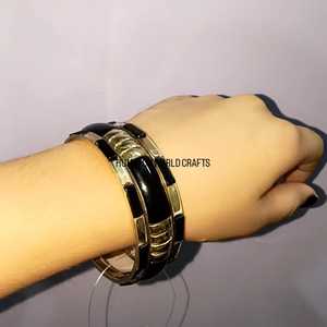 Elegantes brazaletes de resina negra hechos a mano con detalles metálicos en tono dorado, perfectos para uso casual, festivo y de fiesta. - Product Image 1