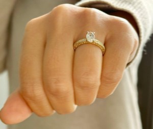 Bague de Fiançailles et Promesse Style Royal Art Déco en Or Jaune 14 carats avec Diamant de Laboratoire Taille Ovale 1,00 carat – Bijou de Fête et Charme - Product Image 5