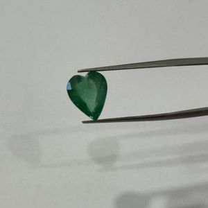 Excellente Pierre Précieuse Naturelle Émeraude Zambienne Coupe Cœur 4,06 Carats Verte Qualité AAA avec Légères Inclusions Naturelles - Product Image 6
