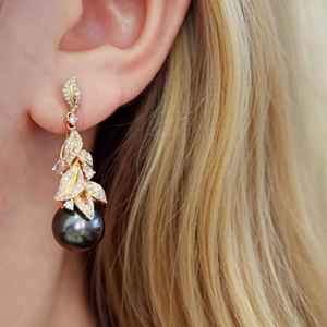 Boucles d'oreilles pendantes en perles noires de Tahiti naturelles, bijoux de luxe faits à la main, cadeau pour femmes, argent sterling 925 plaqué or 14 carats - Product Image 2